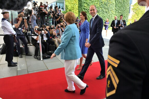Angela Merkel a officiellement souhaité la bienvenue au prince William et à la duchesse de Cambridge en Allemagne, le 19 juillet 2017 à Berlin.