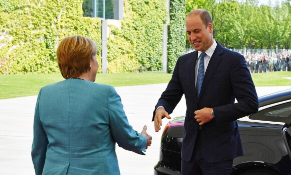 Angela Merkel a officiellement souhaité la bienvenue au prince William et à la duchesse de Cambridge en Allemagne, le 19 juillet 2017 à Berlin.
