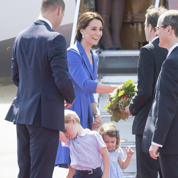 Le prince William et la duchesse Catherine de Cambridge ont atterri avec leurs enfants le prince George et la princesse Charlotte à Berlin le 19 juillet 2017 pour la suite de leur visite officielle entamée en Pologne.