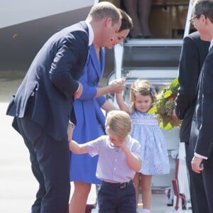 Le prince William et la duchesse Catherine de Cambridge ont atterri avec leurs enfants le prince George et la princesse Charlotte à Berlin le 19 juillet 2017 pour la suite de leur visite officielle entamée en Pologne.