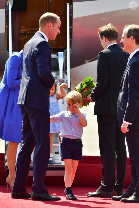 Le prince William et la duchesse Catherine de Cambridge ont atterri avec leurs enfants le prince George et la princesse Charlotte à Berlin le 19 juillet 2017 pour la suite de leur visite officielle entamée en Pologne.