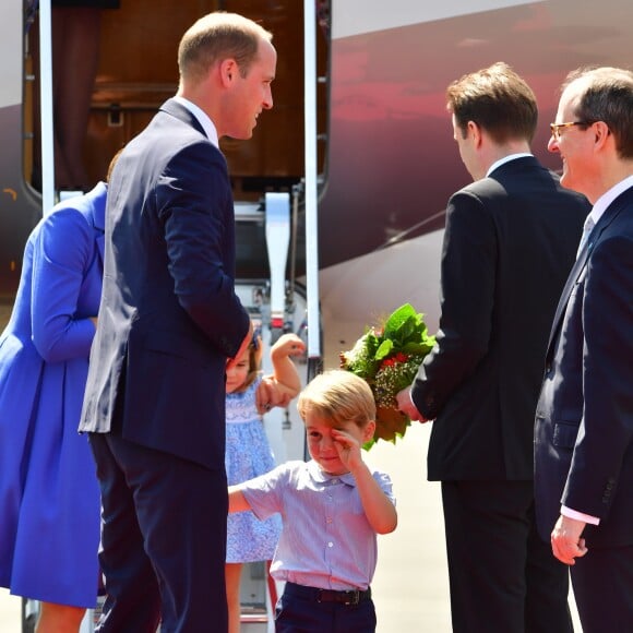 Le prince William et la duchesse Catherine de Cambridge ont atterri avec leurs enfants le prince George et la princesse Charlotte à Berlin le 19 juillet 2017 pour la suite de leur visite officielle entamée en Pologne.