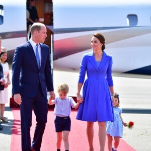 Le prince William et la duchesse Catherine de Cambridge ont atterri avec leurs enfants le prince George et la princesse Charlotte à Berlin le 19 juillet 2017 pour la suite de leur visite officielle entamée en Pologne.