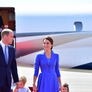 Le prince William et la duchesse Catherine de Cambridge ont atterri avec leurs enfants le prince George et la princesse Charlotte à Berlin le 19 juillet 2017 pour la suite de leur visite officielle entamée en Pologne.