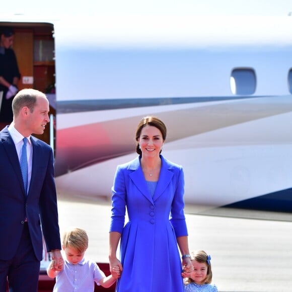 Le prince William et la duchesse Catherine de Cambridge ont atterri avec leurs enfants le prince George et la princesse Charlotte à Berlin le 19 juillet 2017 pour la suite de leur visite officielle entamée en Pologne.