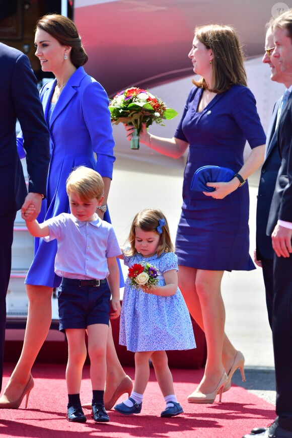 Le prince William et la duchesse Catherine de Cambridge ont atterri avec leurs enfants le prince George et la princesse Charlotte à Berlin le 19 juillet 2017 pour la suite de leur visite officielle entamée en Pologne.