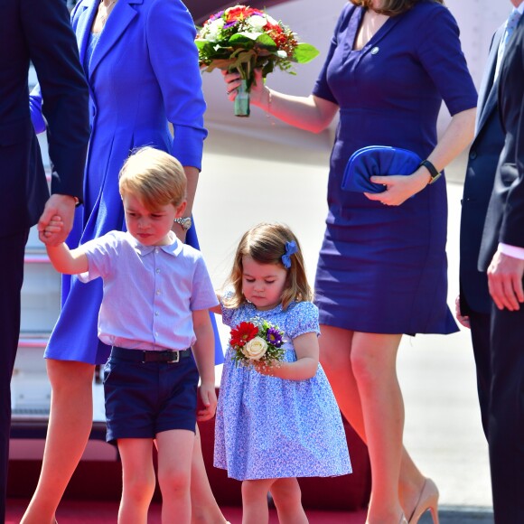 Le prince William et la duchesse Catherine de Cambridge ont atterri avec leurs enfants le prince George et la princesse Charlotte à Berlin le 19 juillet 2017 pour la suite de leur visite officielle entamée en Pologne.