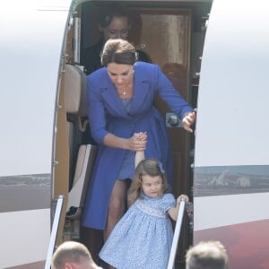 Le prince William et la duchesse Catherine de Cambridge ont atterri avec leurs enfants le prince George et la princesse Charlotte à Berlin le 19 juillet 2017 pour la suite de leur visite officielle entamée en Pologne.