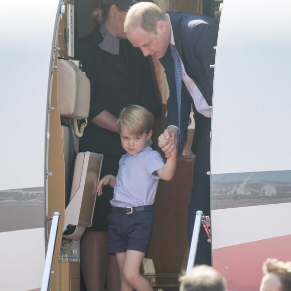 Le prince William et la duchesse Catherine de Cambridge ont atterri avec leurs enfants le prince George et la princesse Charlotte à Berlin le 19 juillet 2017 pour la suite de leur visite officielle entamée en Pologne.