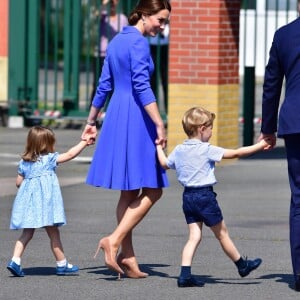 Le prince William et la duchesse Catherine de Cambridge ont atterri avec leurs enfants le prince George et la princesse Charlotte à Berlin le 19 juillet 2017 pour la suite de leur visite officielle entamée en Pologne.