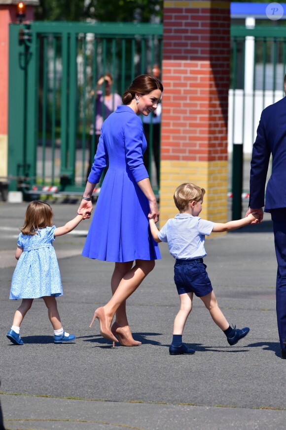 Le prince William et la duchesse Catherine de Cambridge ont atterri avec leurs enfants le prince George et la princesse Charlotte à Berlin le 19 juillet 2017 pour la suite de leur visite officielle entamée en Pologne.