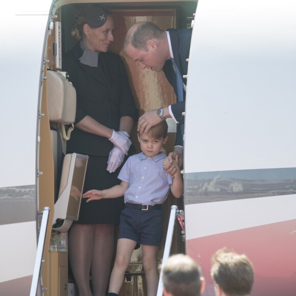 Le prince William et la duchesse Catherine de Cambridge ont atterri avec leurs enfants le prince George et la princesse Charlotte à Berlin le 19 juillet 2017 pour la suite de leur visite officielle entamée en Pologne.