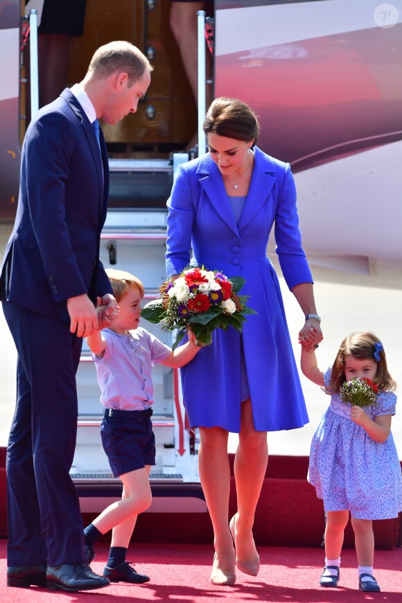 Le prince William et la duchesse Catherine de Cambridge ont atterri avec leurs enfants le prince George et la princesse Charlotte à Berlin le 19 juillet 2017 pour la suite de leur visite officielle entamée en Pologne.
