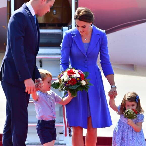 Le prince William et la duchesse Catherine de Cambridge ont atterri avec leurs enfants le prince George et la princesse Charlotte à Berlin le 19 juillet 2017 pour la suite de leur visite officielle entamée en Pologne.