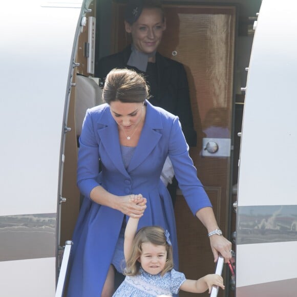 Le prince William et la duchesse Catherine de Cambridge ont atterri avec leurs enfants le prince George et la princesse Charlotte à Berlin le 19 juillet 2017 pour la suite de leur visite officielle entamée en Pologne.