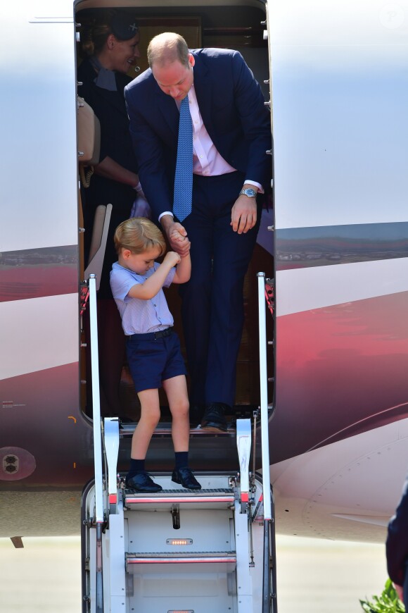 Le prince William et la duchesse Catherine de Cambridge ont atterri avec leurs enfants le prince George et la princesse Charlotte à Berlin le 19 juillet 2017 pour la suite de leur visite officielle entamée en Pologne.