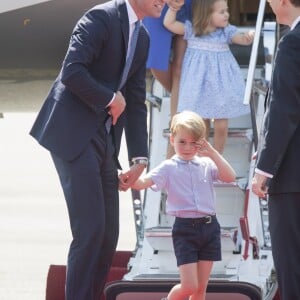 Le prince William et la duchesse Catherine de Cambridge ont atterri avec leurs enfants le prince George et la princesse Charlotte à Berlin le 19 juillet 2017 pour la suite de leur visite officielle entamée en Pologne.