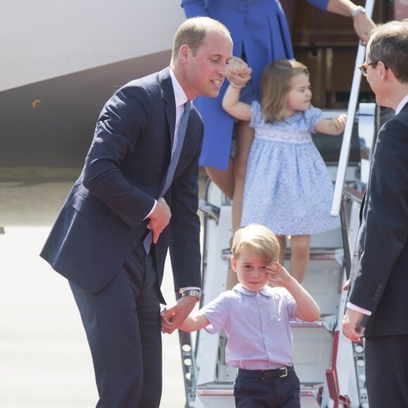 Le prince William et la duchesse Catherine de Cambridge ont atterri avec leurs enfants le prince George et la princesse Charlotte à Berlin le 19 juillet 2017 pour la suite de leur visite officielle entamée en Pologne.