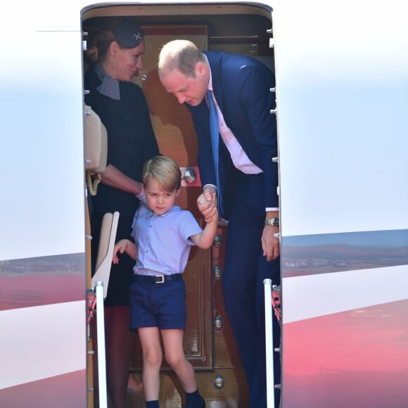 Le prince William et la duchesse Catherine de Cambridge ont atterri avec leurs enfants le prince George et la princesse Charlotte à Berlin le 19 juillet 2017 pour la suite de leur visite officielle entamée en Pologne.