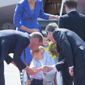 Le prince William et la duchesse Catherine de Cambridge ont atterri avec leurs enfants le prince George et la princesse Charlotte à Berlin le 19 juillet 2017 pour la suite de leur visite officielle entamée en Pologne.