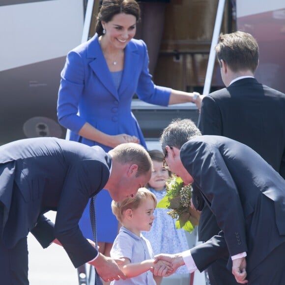 Le prince William et la duchesse Catherine de Cambridge ont atterri avec leurs enfants le prince George et la princesse Charlotte à Berlin le 19 juillet 2017 pour la suite de leur visite officielle entamée en Pologne.