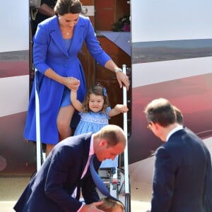 Le prince William et la duchesse Catherine de Cambridge ont atterri avec leurs enfants le prince George et la princesse Charlotte à Berlin le 19 juillet 2017 pour la suite de leur visite officielle entamée en Pologne.