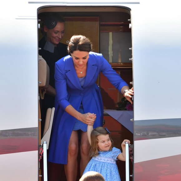 Le prince William et la duchesse Catherine de Cambridge ont atterri avec leurs enfants le prince George et la princesse Charlotte à Berlin le 19 juillet 2017 pour la suite de leur visite officielle entamée en Pologne.