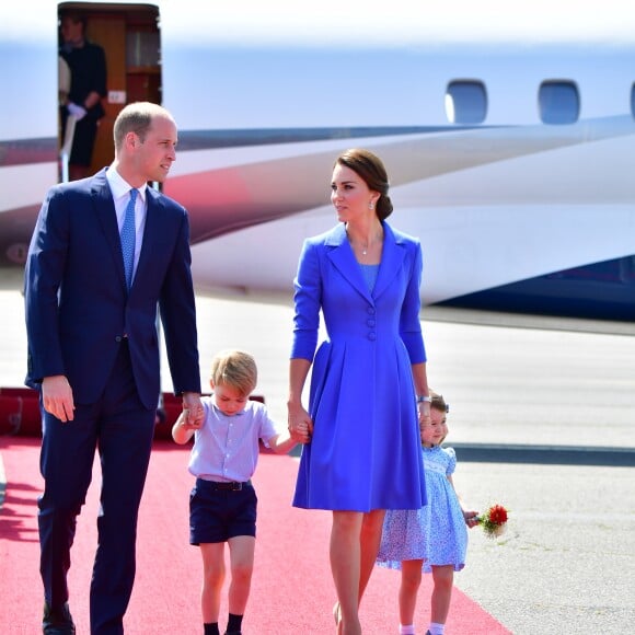 Le prince William et la duchesse Catherine de Cambridge ont atterri avec leurs enfants le prince George et la princesse Charlotte à Berlin le 19 juillet 2017 pour la suite de leur visite officielle entamée en Pologne.