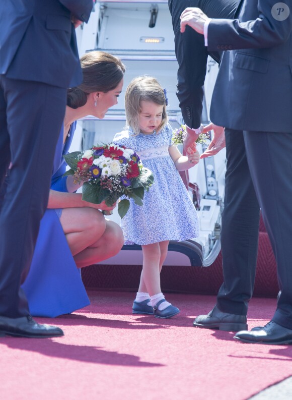 Le prince William et la duchesse Catherine de Cambridge ont atterri avec leurs enfants le prince George et la princesse Charlotte à Berlin le 19 juillet 2017 pour la suite de leur visite officielle entamée en Pologne.
