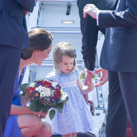 Le prince William et la duchesse Catherine de Cambridge ont atterri avec leurs enfants le prince George et la princesse Charlotte à Berlin le 19 juillet 2017 pour la suite de leur visite officielle entamée en Pologne.