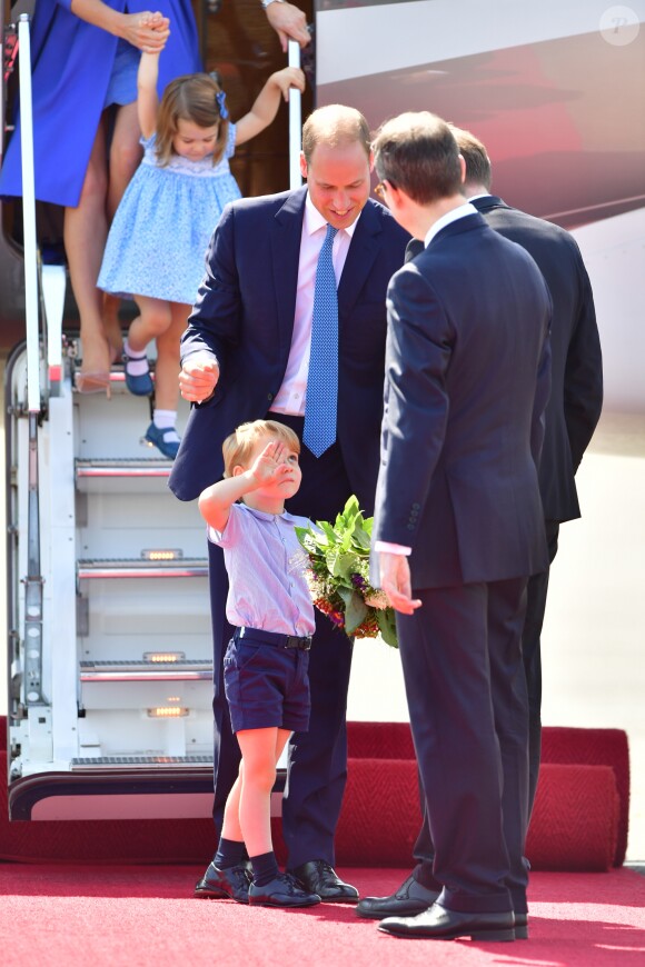 Le prince William et la duchesse Catherine de Cambridge ont atterri avec leurs enfants le prince George et la princesse Charlotte à Berlin le 19 juillet 2017 pour la suite de leur visite officielle entamée en Pologne.