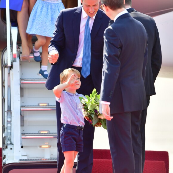 Le prince William et la duchesse Catherine de Cambridge ont atterri avec leurs enfants le prince George et la princesse Charlotte à Berlin le 19 juillet 2017 pour la suite de leur visite officielle entamée en Pologne.