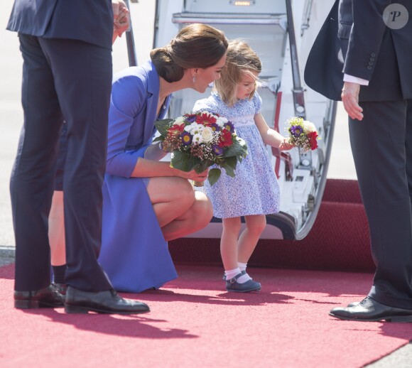 Le prince William et la duchesse Catherine de Cambridge ont atterri avec leurs enfants le prince George et la princesse Charlotte à Berlin le 19 juillet 2017 pour la suite de leur visite officielle entamée en Pologne.