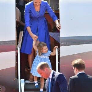 Le prince William et la duchesse Catherine de Cambridge ont atterri avec leurs enfants le prince George et la princesse Charlotte à Berlin le 19 juillet 2017 pour la suite de leur visite officielle entamée en Pologne.