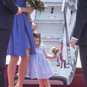 Le prince William et la duchesse Catherine de Cambridge ont atterri avec leurs enfants le prince George et la princesse Charlotte à Berlin le 19 juillet 2017 pour la suite de leur visite officielle entamée en Pologne.