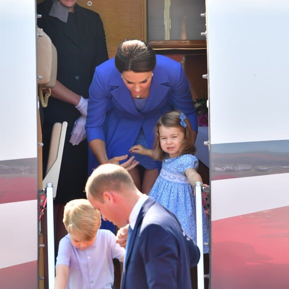 Le prince William et la duchesse Catherine de Cambridge ont atterri avec leurs enfants le prince George et la princesse Charlotte à Berlin le 19 juillet 2017 pour la suite de leur visite officielle entamée en Pologne.