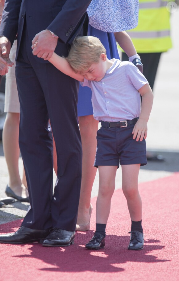 Dur, dur, pour le prince George... Le prince William et la duchesse Catherine de Cambridge ont atterri avec leurs enfants le prince George et la princesse Charlotte à Berlin le 19 juillet 2017 pour la suite de leur visite officielle entamée en Pologne.
