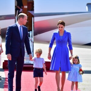 Le prince William et la duchesse Catherine de Cambridge ont atterri avec leurs enfants le prince George et la princesse Charlotte à Berlin le 19 juillet 2017 pour la suite de leur visite officielle entamée en Pologne.