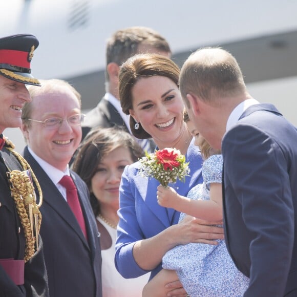 Le prince William et la duchesse Catherine de Cambridge ont atterri avec leurs enfants le prince George et la princesse Charlotte à Berlin le 19 juillet 2017 pour la suite de leur visite officielle entamée en Pologne.