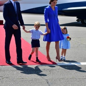 Le prince William et la duchesse Catherine de Cambridge ont atterri avec leurs enfants le prince George et la princesse Charlotte à Berlin le 19 juillet 2017 pour la suite de leur visite officielle entamée en Pologne.