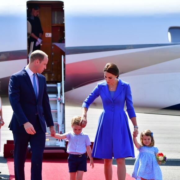 Le prince William et la duchesse Catherine de Cambridge ont atterri avec leurs enfants le prince George et la princesse Charlotte à Berlin le 19 juillet 2017 pour la suite de leur visite officielle entamée en Pologne.