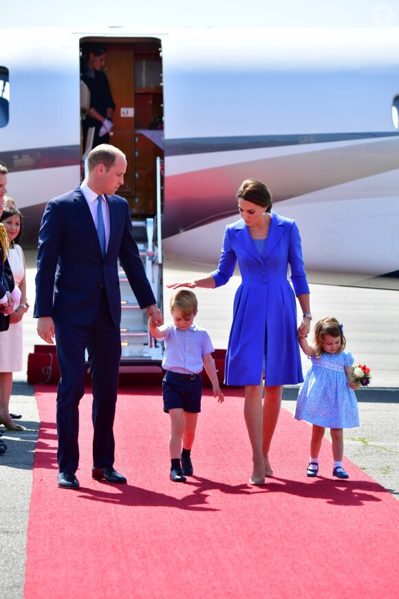 Le prince William et la duchesse Catherine de Cambridge ont atterri avec leurs enfants le prince George et la princesse Charlotte à Berlin le 19 juillet 2017 pour la suite de leur visite officielle entamée en Pologne.