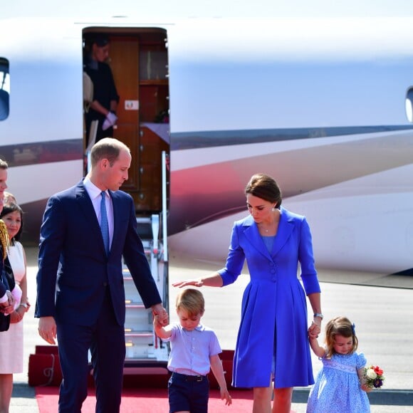 Le prince William et la duchesse Catherine de Cambridge ont atterri avec leurs enfants le prince George et la princesse Charlotte à Berlin le 19 juillet 2017 pour la suite de leur visite officielle entamée en Pologne.