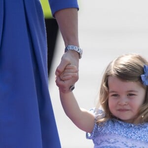 Le prince William et la duchesse Catherine de Cambridge ont atterri avec leurs enfants le prince George et la princesse Charlotte à Berlin le 19 juillet 2017 pour la suite de leur visite officielle entamée en Pologne.