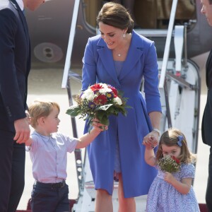 Le prince William et la duchesse Catherine de Cambridge ont atterri avec leurs enfants le prince George et la princesse Charlotte à Berlin le 19 juillet 2017 pour la suite de leur visite officielle entamée en Pologne.