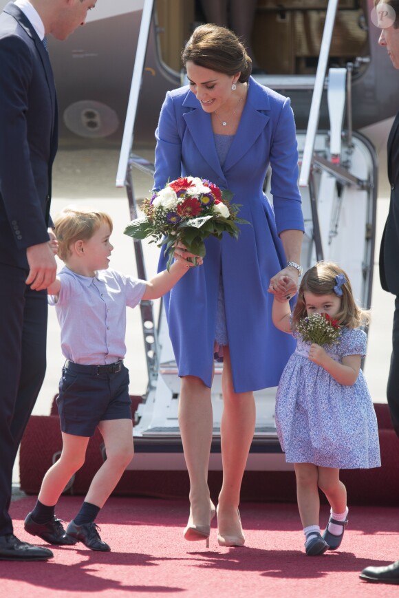 Le prince William et la duchesse Catherine de Cambridge ont atterri avec leurs enfants le prince George et la princesse Charlotte à Berlin le 19 juillet 2017 pour la suite de leur visite officielle entamée en Pologne.