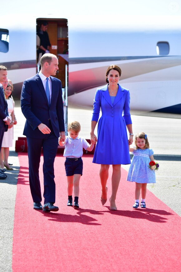 Le prince William et la duchesse Catherine de Cambridge ont atterri avec leurs enfants le prince George et la princesse Charlotte à Berlin le 19 juillet 2017 pour la suite de leur visite officielle entamée en Pologne.