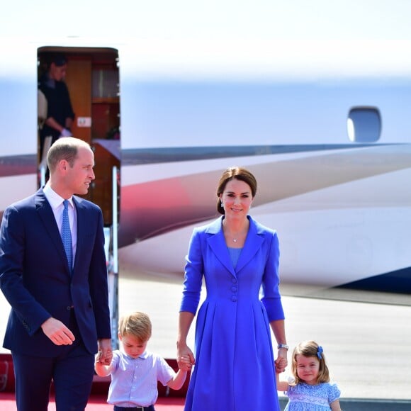 Le prince William et la duchesse Catherine de Cambridge ont atterri avec leurs enfants le prince George et la princesse Charlotte à Berlin le 19 juillet 2017 pour la suite de leur visite officielle entamée en Pologne.