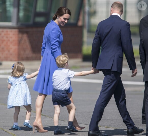 Le prince William et la duchesse Catherine de Cambridge ont atterri avec leurs enfants le prince George et la princesse Charlotte à Berlin le 19 juillet 2017 pour la suite de leur visite officielle entamée en Pologne.