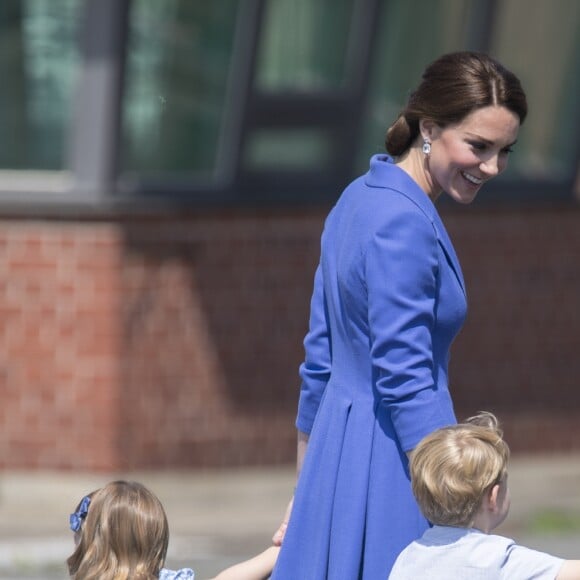 Le prince William et la duchesse Catherine de Cambridge ont atterri avec leurs enfants le prince George et la princesse Charlotte à Berlin le 19 juillet 2017 pour la suite de leur visite officielle entamée en Pologne.